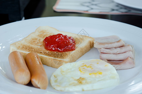 白盘上的食物白色鸡蛋盘子红色面包蔬菜营养猪肉早餐香肠图片