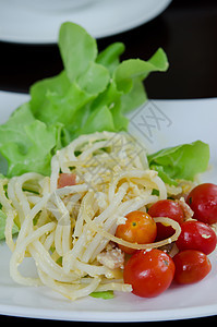 意面白色油炸面条蔬菜食物红色盘子沙拉绿色图片