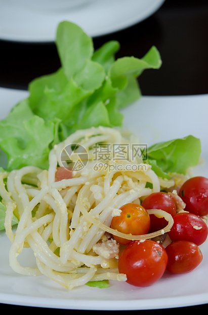 意面白色油炸面条蔬菜食物红色盘子沙拉绿色图片