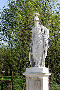 维也纳施恩布伦花园的一座古老雕像图片