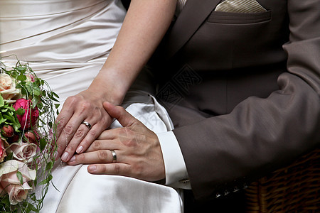 已婚夫妇丈夫戒指妻子玫瑰家庭套装庆典婚礼结婚白色图片