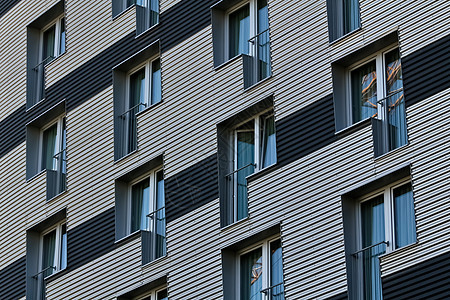 窗外市中心框架窗帘艺术白色蓝色玻璃条纹黑色窗户图片
