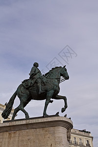 查尔斯三世国王旅行纪念碑石头天空建筑艺术中心蓝色州长古铜色图片