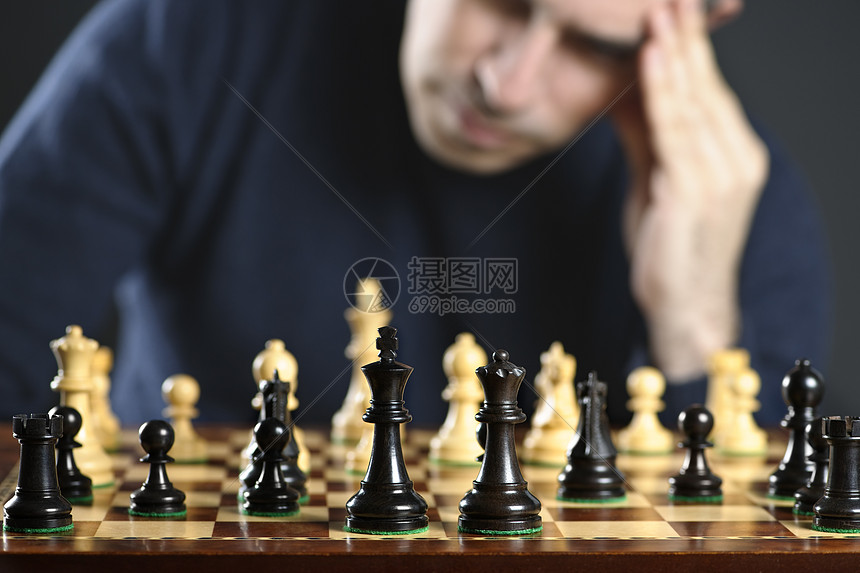 象棋板上的人木板战略黑色白色中年挑战者专注男性思想家游戏图片