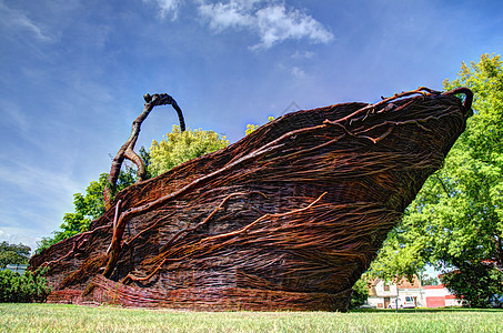 世界上最大的螺旋篮子艺术褐色棕褐色垃圾工艺岩石棕色太阳材料手工业背景图片