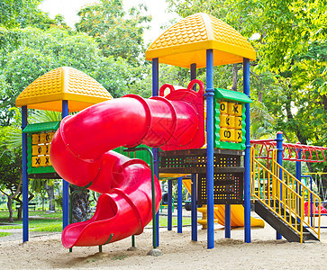 公园的游乐场花园乐趣操场玩具黄色楼梯绿色孩子金属玩物图片