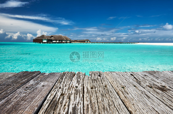 美丽的海滩和码头海景平台天空旅行假期风景海洋热带海岸线奢华图片