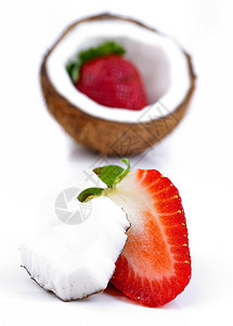 草莓和椰子饮食宏观水果养分圆形小吃营养食物白色甜点图片