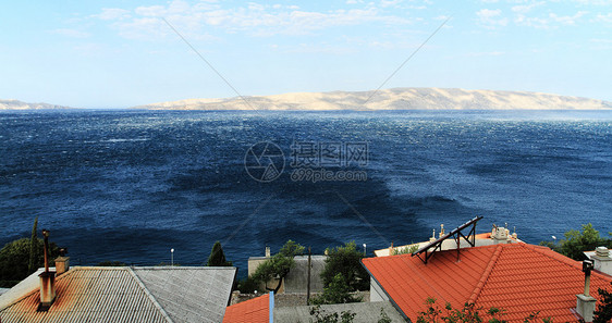 狂浪笼罩着大海危险阳光房子爬坡海浪风暴天气戏剧性雷雨蓝色图片