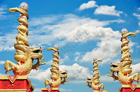 龙雕像用天空背景滚动柱形金子艺术雕塑偶像运气天气想像力柱子空气宗教图片