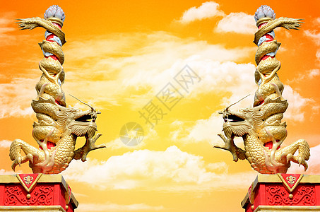 龙神雕像卷起柱形 有日落的天空背景想像力雕塑柱子金子艺术天气运气空气偶像旅行图片