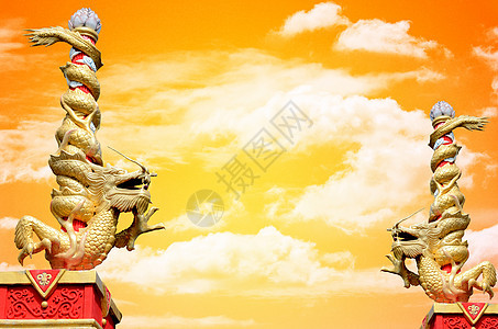 龙神雕像卷起柱形 有日落的天空背景柱子信仰金子艺术旅行运气偶像空气宗教想像力图片