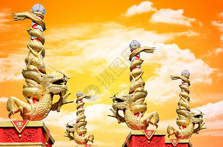 龙神雕像卷起柱形 有日落的天空背景运气艺术柱子旅行天气金子假期气氛空气宗教图片