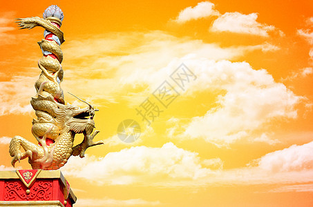 龙神雕像卷起柱形 有日落的天空背景雕塑想像力金子艺术气氛宗教偶像天气假期柱子图片