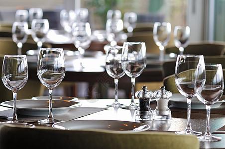 餐厅的空杯子盘子接待餐巾环境桌子玻璃白色银器水晶午餐图片