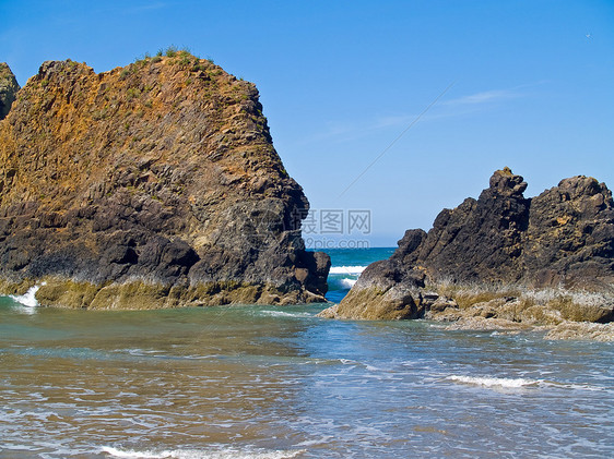 俄勒冈海岸的海滩明信片海洋太阳悬崖崎岖场景全景美丽游客晴天图片