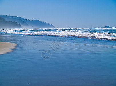 明日阳光明亮的海上海浪地面天气假期泡沫飞溅海岸支撑风暴断路器蓝色图片