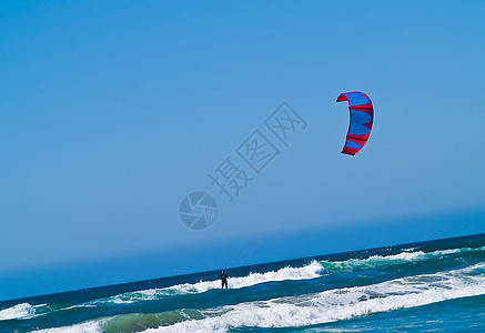 日落之日 在大洋上喷出Kite Surfer冲浪板波浪木板蓝色力量冲浪者乐趣天空海洋伙计图片