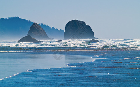 俄勒冈海岸的海滩旅游岩石海洋天堂晴天场景全景海岸支撑游客图片