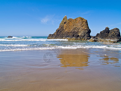 俄勒冈海岸的海滩海洋晴天支撑巨石石头海浪崎岖太阳侵蚀岩石图片