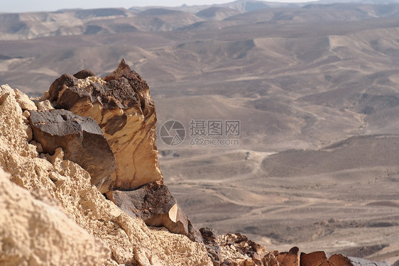 沙漠悬崖边缘的焦积石块悬崖阴霾岩石风景石头自然环境地平线橙子砂岩图片