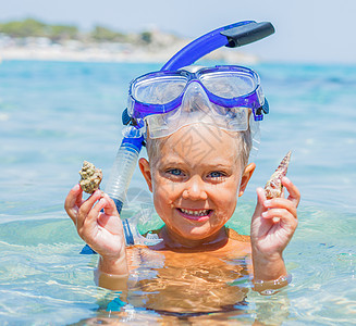 潜水的小孩男孩在海上游泳海滩幸福潜水蓝色旅行竞赛孩子喜悦假期活动背景