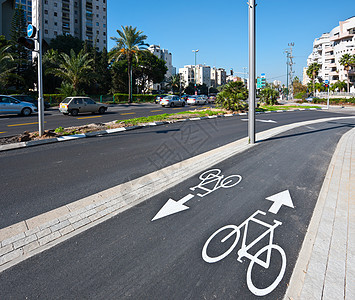 自行车轨道十字路口交通景观路标植物蓝色道路天空街道图片