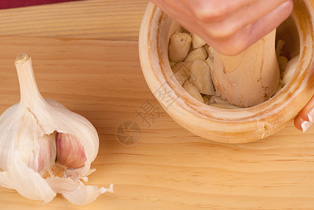 大蒜加工灯泡静物水平女性美食砂浆餐具图片