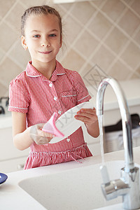 女孩洗盘子的小女孩厨房工作家庭洗碗家务乐趣童年海绵洗涤剂女性图片