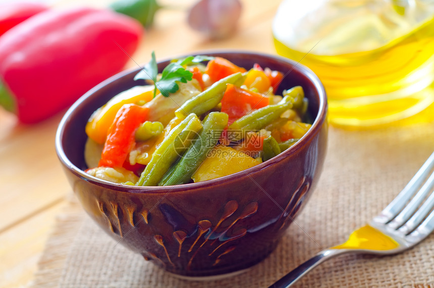 碗里新鲜蔬菜炖菜香菜壁球桌子草药茄子烹饪食物饮食乡村午餐图片