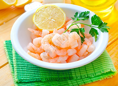 餐桌上白碗里煮熟的虾市场油炸食物橙子沙拉柠檬小吃餐厅餐具煮沸图片