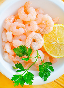 餐桌上白碗里煮熟的虾沙拉国王贝类蔬菜起动机美食菜单小吃海鲜紫色图片