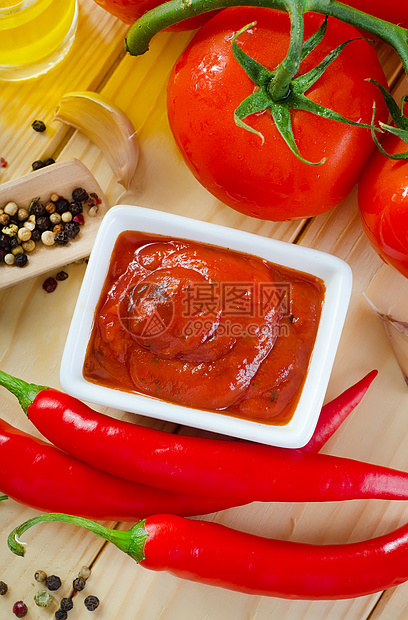 白碗里西红茄和辣椒酱厨房美食勺子农业切菜板节食桌子食物味道菠菜图片