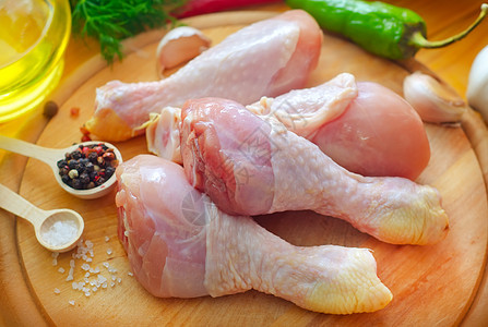 木板上的生鸡 配香料的鸡火鸡家禽小鸡产品公鸡玫瑰鱼片屠夫减肥胡椒图片