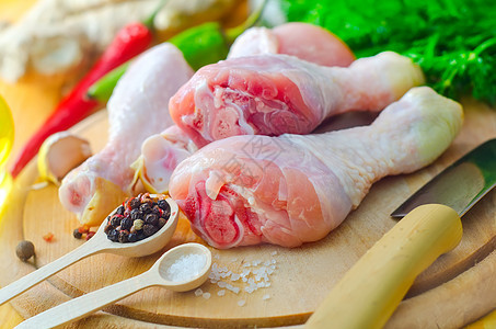 木板上的生鸡 配香料的鸡玫瑰烹饪桌子肉鸡草药生物小鸡鱼片鹧鸪炙烤图片