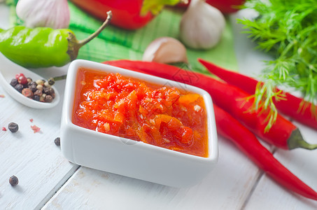 番茄和辣椒新鲜酱美食香料团体胡椒香气食物蔬菜香味玻璃烹饪图片