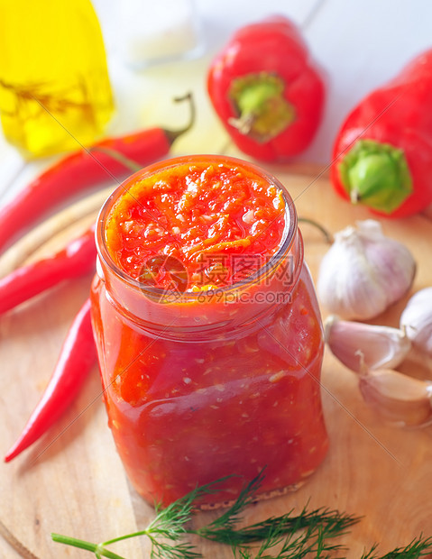 玻璃库里新鲜的辣椒酱玻璃种子食物香料面包寒冷胡椒装罐美食营养图片