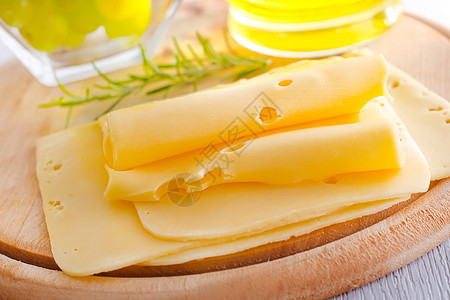 意大利干酪 配有新鲜的迷迭香和葡萄产品生活食物奶制品小吃早餐熟食烹饪三角形营养图片