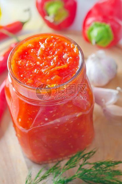 玻璃库里新鲜的辣椒酱装罐香料种子美食团体水果草本植物寒冷胡椒蔬菜图片