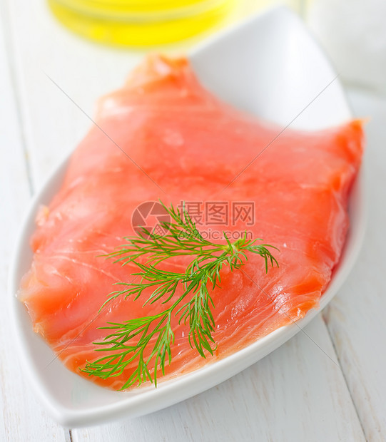 白碗里新鲜的鲑鱼餐厅香料牛扒烹饪柠檬海鲜草本植物营养宏观饮食图片