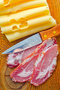 木板上含奶酪的培根宏观作品自助餐餐厅客栈熏肉产品桌子厨房屠夫图片