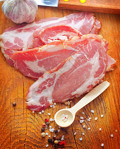 木板上配有香香味的培根香肠桌子静物草本植物烟熏木头熏肉熟食肉制品肉片图片