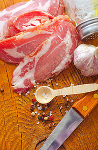 木板上配有香香味的培根肉片烟熏熏制盘子香料产品牛肉熏肉熟食桌子图片