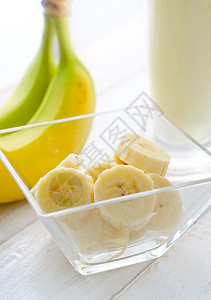 玻璃碗 香蕉和牛奶中的新鲜香蕉餐厅液体甜点稻草桌子水果香草奶油酸奶营养图片