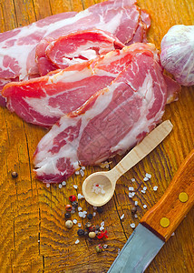 木板上配有香香味的培根产品熟食桌子食物盘子肉片熏肉迷迭香牛肉烟熏图片