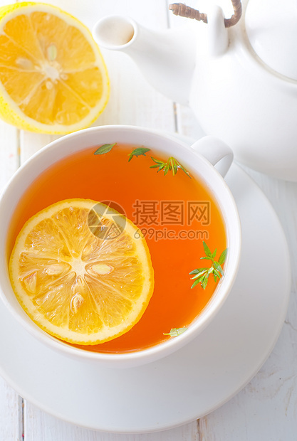 白杯里加柠檬的清茶竹子刺激兴奋剂芳香饮料陶器香气树叶飞碟液体图片