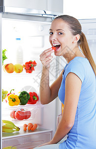 健康饮食香肠女孩微笑厨房女子水果蔬菜冰箱素食图片
