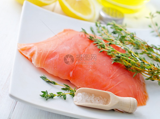 白盘上的生鲑鱼 有百香和盐叶子石板炙烤宏观午餐食物产品迷迭香牛扒百里香图片