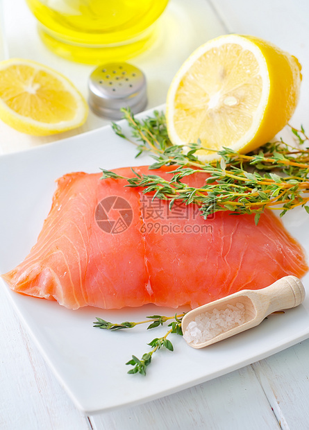 白盘上的生鲑鱼 有百香和盐香菜鱼片产品迷迭香宏观草本植物食物生物百里香市场图片