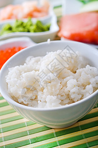 寿司 萨克门和黄瓜的成分海鲜饮食熟食传统蔬菜餐具木头菜肴烹饪餐厅图片